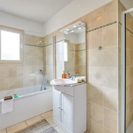 Semesterbostad Four Bedroom Holiday In Lanzac *