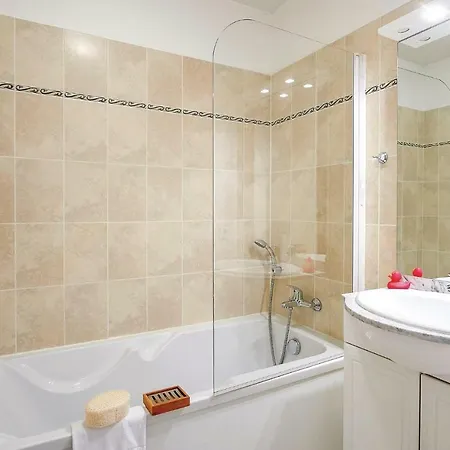 Four Bedroom Holiday In Lanzac *